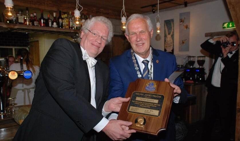 Pieter Weerts (links) neemt de Melvin Jones Award in ontvangst.