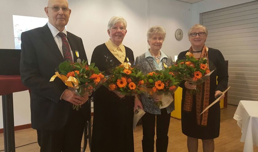 De jubilarissen van gemengd koor Het Zonnelied.