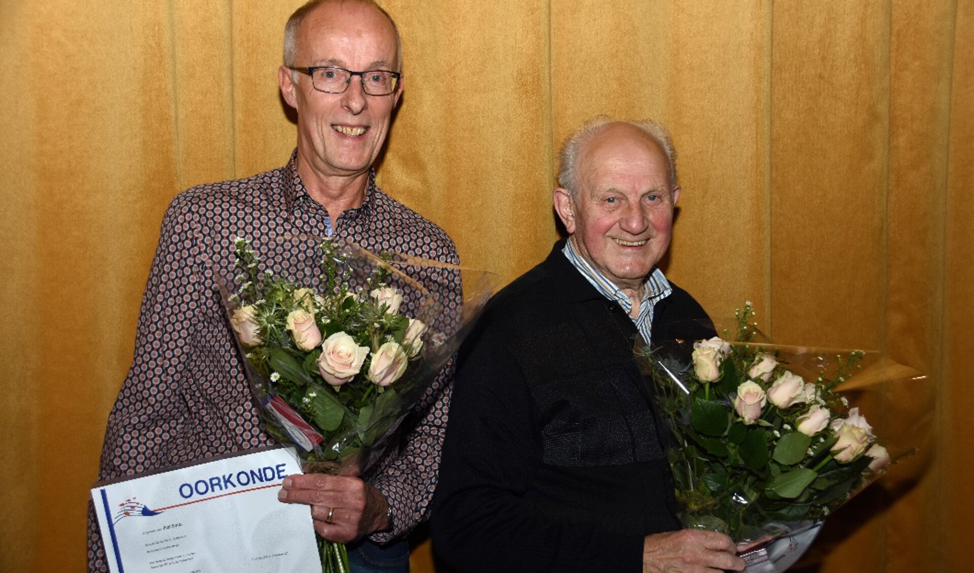 Piet Smits en Wim van Osch werden in de bloemetjes gezet.