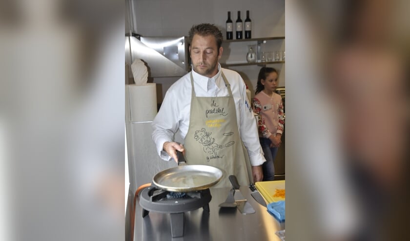 Edwin Hollanders neemt deel aan het NK pannenkoeken bakken.