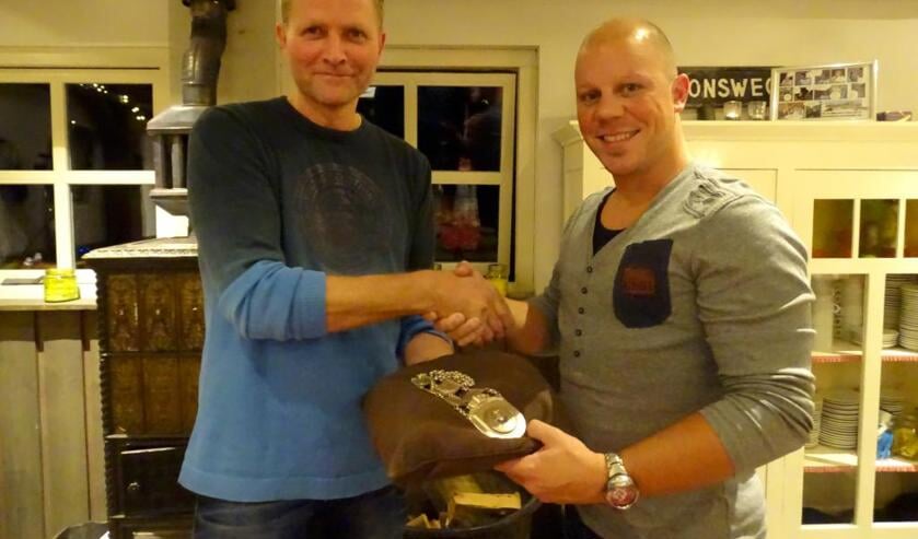 Marcel Thomassen (rechts) neemt het voorzitterschap van D'n Hazekeutel over van Leon Jeuken.