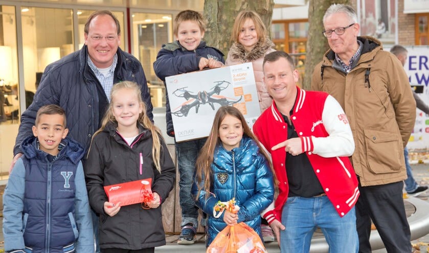 De overhandiging van de prijzen aan de Halloween-winnaars.
