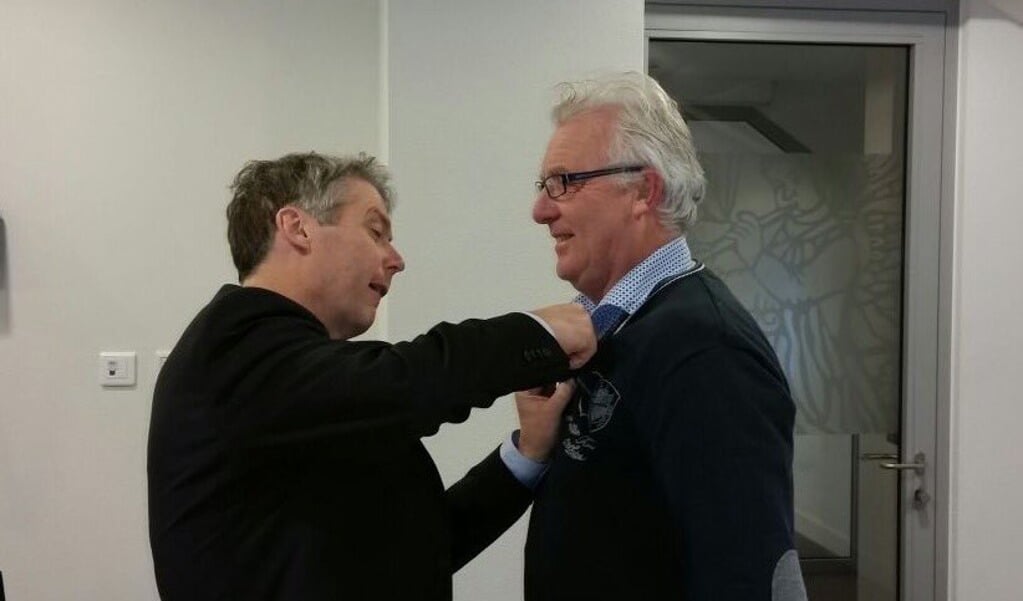 Burgemeester Hans Gilissen speldt Jan Arts zijn welverdiende Zilveren Bijtje op. Foto: Twitter Hans Gilissen.