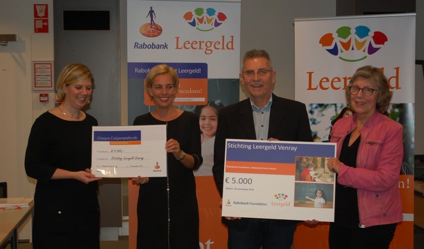 De overhandiging van de Rabobank-cheques.