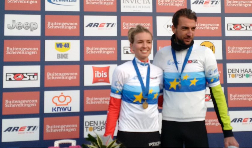 Paulina Rooijakkers op het podium met Jasper Ockeloen. Foto Twitter: UEC Cycling.