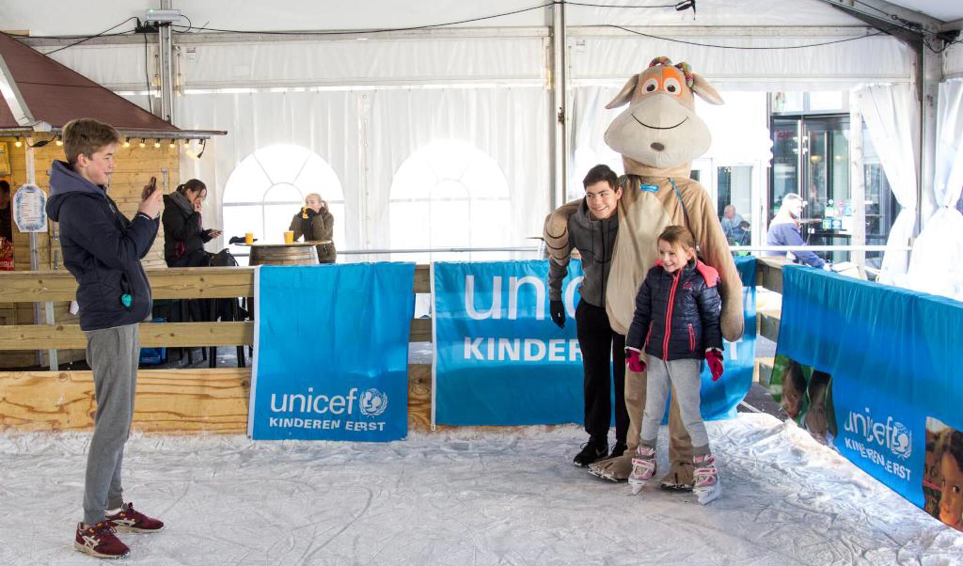Op de foto met Oenny, het knuffelbeest van Unicef. Foto: Simone Swinkels. 