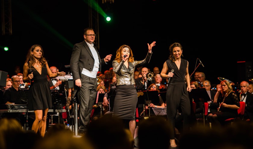 Kim-Lian van der Meij op de planken tijdens het Eindejaarsconcert. Foto: Leon Hodiamont.