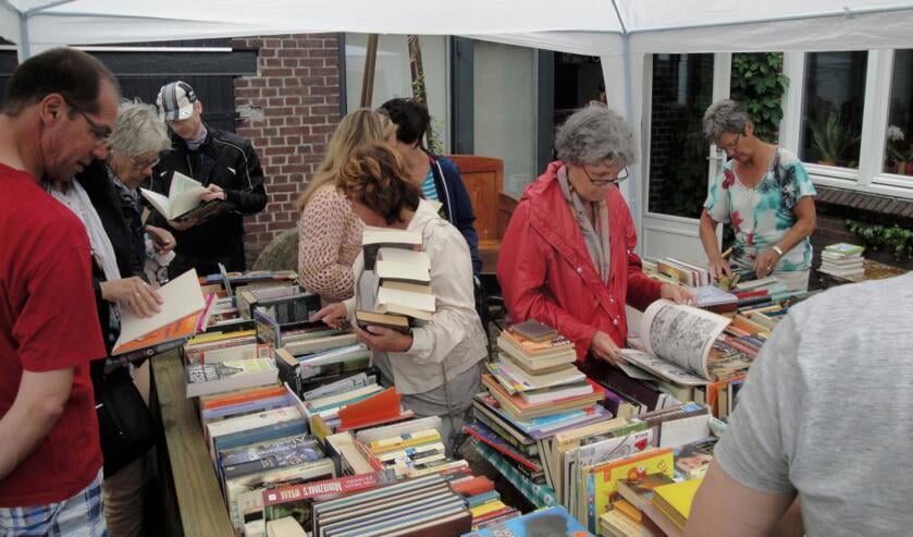 Beeld van de eerste gratis boeken-outlet, vorig jaar in Tienray.