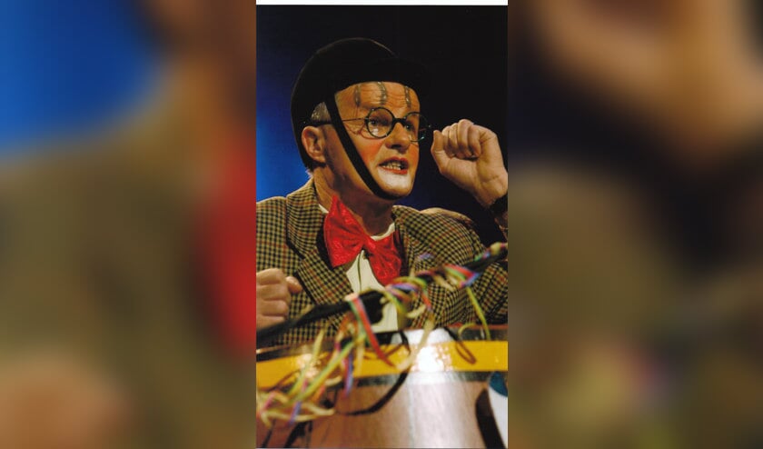 Pierre van Helden verzorgt een optreden tijdens het sportgala in Venray.