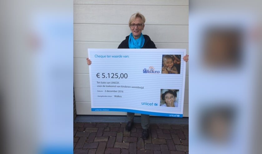 Voorzitter Miny Boersma nam de cheque in ontvangst.