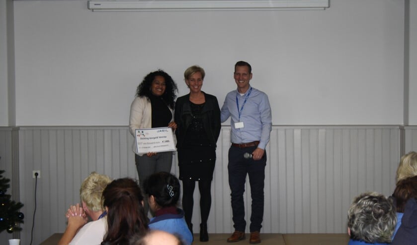 Op de foto van links naar rechts: Parvati Changoe (intermediair Leergeld Venray), Daphne Jeuken (coördinator Leergeld Venray, Niels Reijnen HR-manager Jabil.