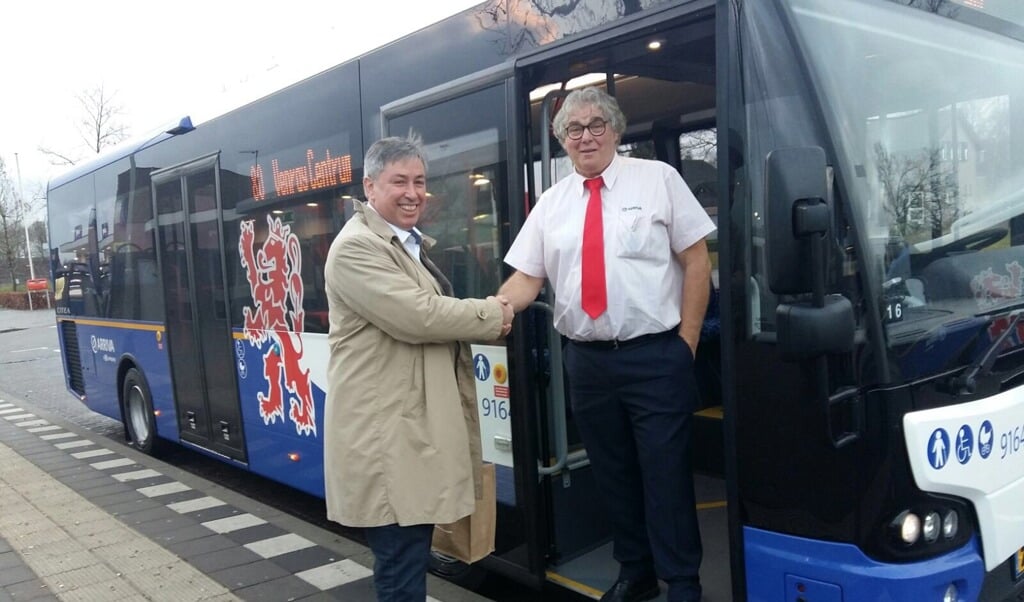 Gedeputeerde Patrick van der Broeck wenst een van chauffeurs veel succes in de nieuwe bus. Foto: Twitter Anne Thielen. 
