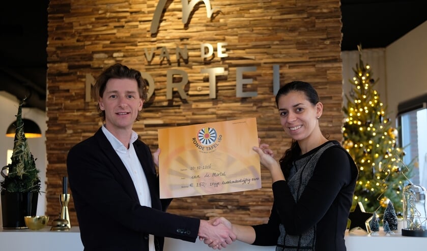 Bart van de Sterren overhandigt de cheque aan Renate van Kempen, voorzitter Junior Kamer Venray.