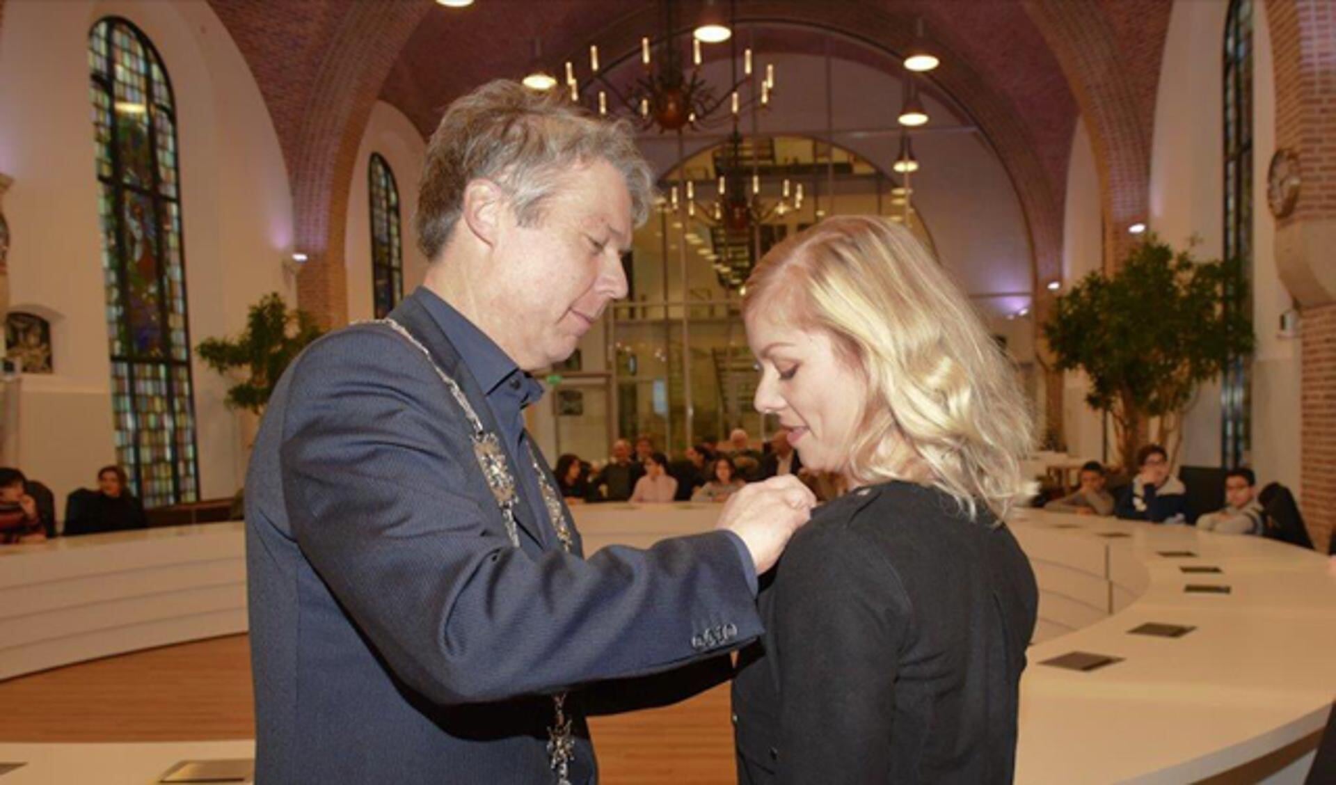 Burgemeester Hans Gilissen speldt Daisy Mertens het Zilveren Bijtje op. Foto: Twitter Hans Gilissen.