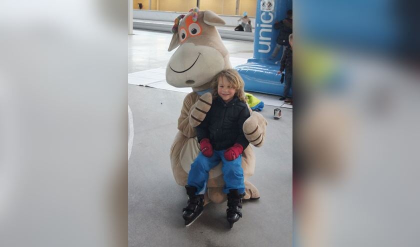 Oenny, het knuffelbeest van Unicef, is op 29 december te gast op de ijsbaan.