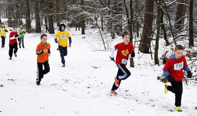 Vorig jaar rende de schooljeugd over een besneeuwd parkoers. Foto: Rikus ten Brücke.