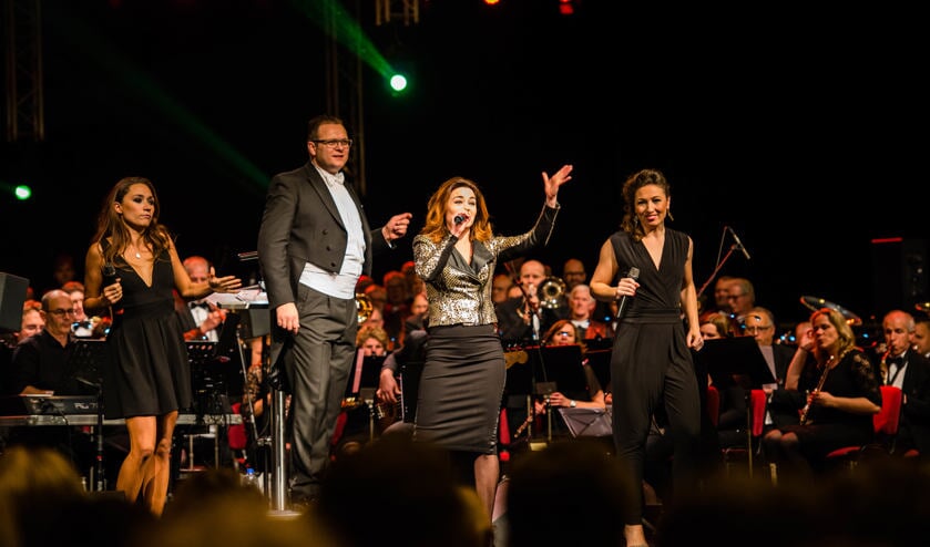 De musicalster en tv-presentatrice Kim-Lian van der Meij op de planken. Foto: Leon Hodiamont.