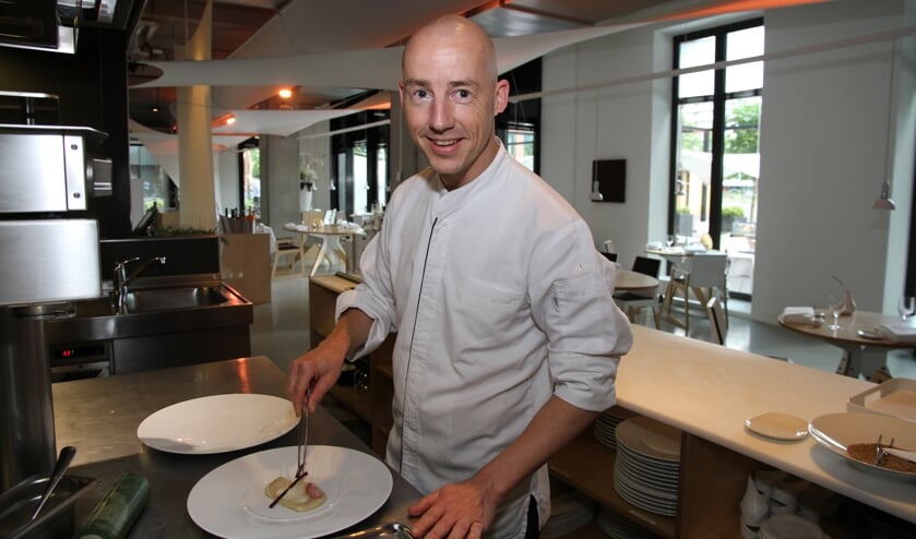 Luc Kusters aan het werk in zijn met een Michelinster bekroonde restaurant Bolenius. Foto: Henk Lammen, archief Peel en Maas.