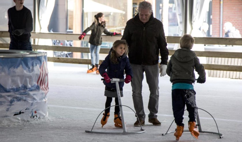 Heerlijk schaatsen op de ijsbaan in hartje Venray. Foto: Simone Swinkels.