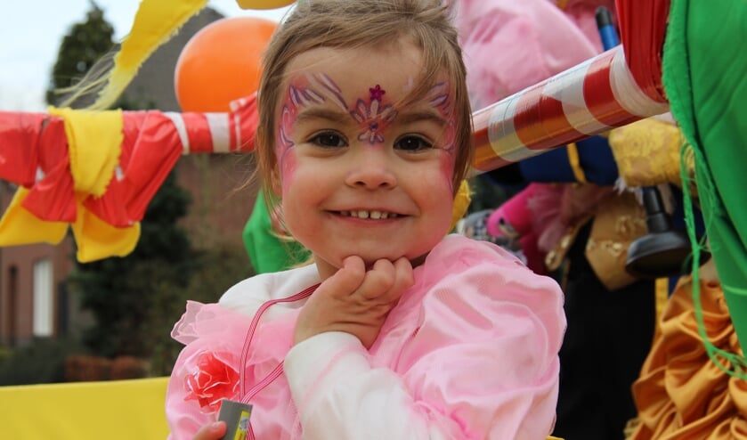 Deze kleine meid genoot tijdens de optocht in Leunen.