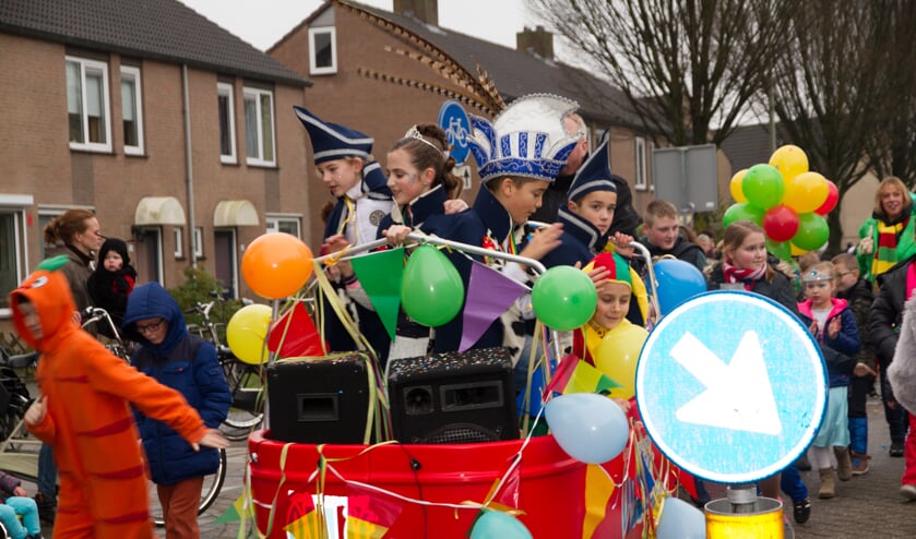 Een kleurrijke stoet trok door de straten van Landweert.