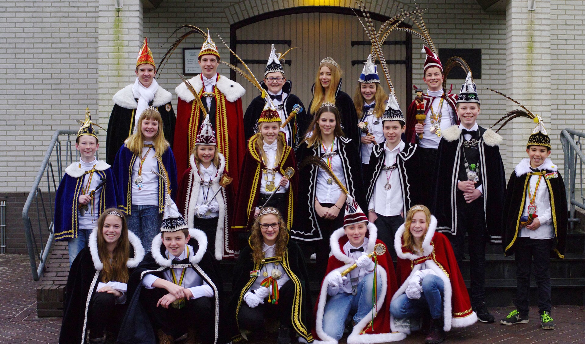 Alle jeugdprinsen en -prinsessen. Foto: Hoedemaekers Venray.