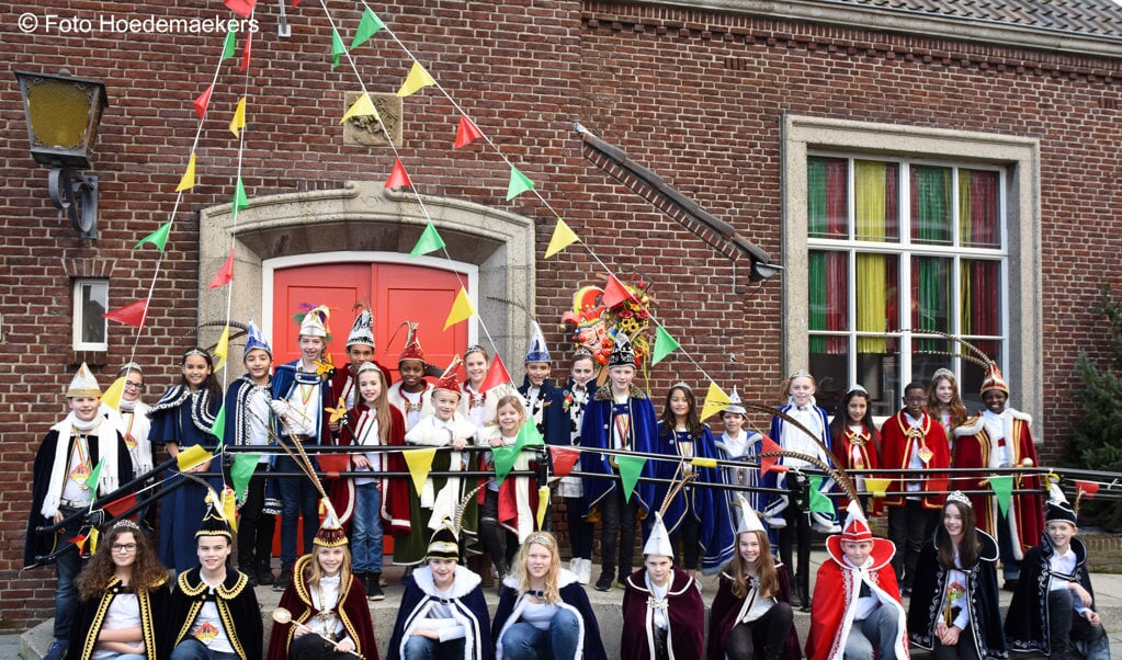 Alle schoolprinsen en -prinsessen samen op de foto. Foto: Hoedemaekers. 