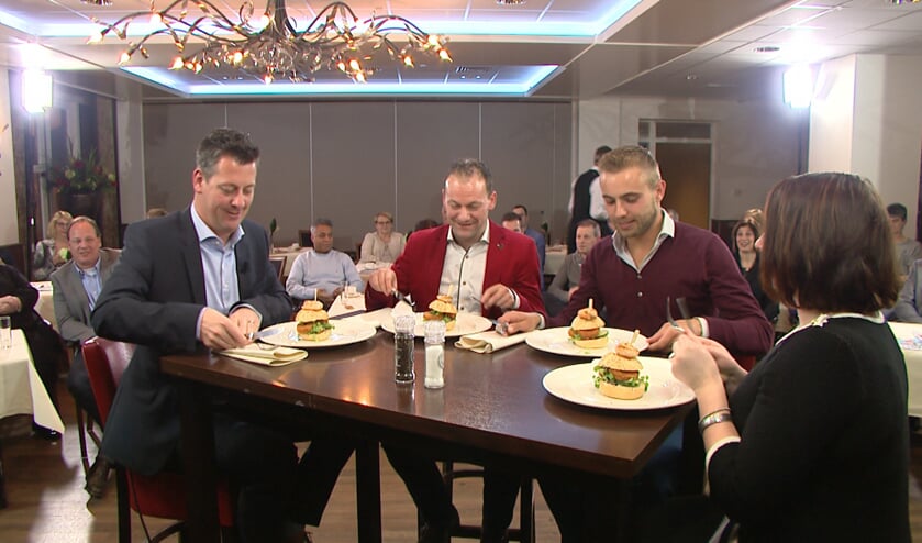Presentator Rob van Lieshout ontvangt Olaf Schaeffers, Rob Wilms en Jorianne Janssen (rechts) in Venray in bedrijf aan tafel. Foto: Wim Wijnhoven.