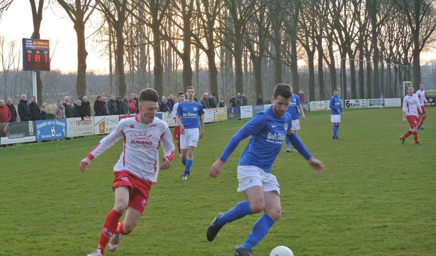 Jeroen Schepens (links) was paaszaterdag als invaller heel belangrijk voor Volharding. Hier zit hij Heeswijk-aanvoerder Camiel van Doorn op de huid. Foto: Toon Gerrits.