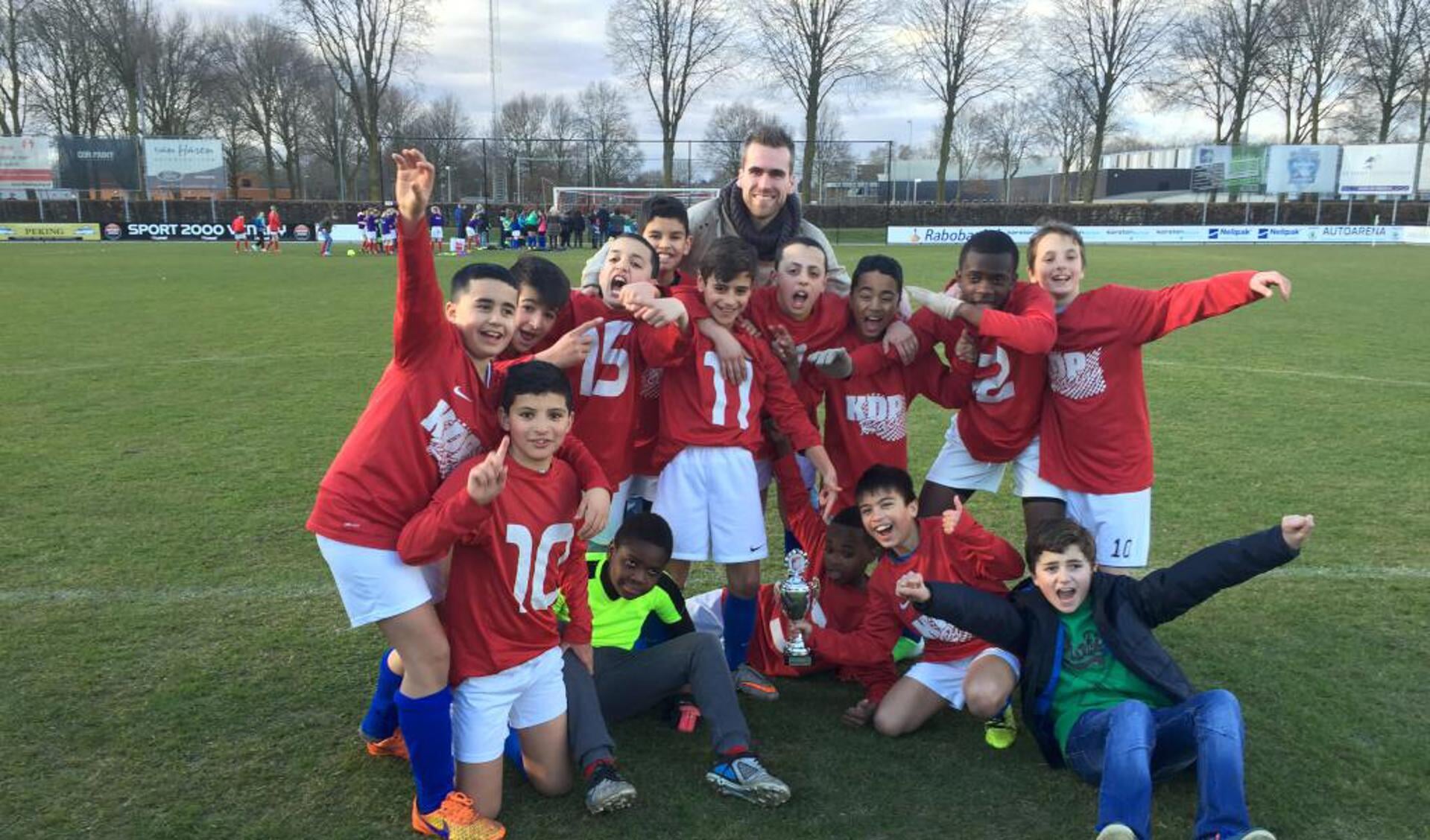 De voetballers van basisschool Krokodaris vieren feest na het behalen van de titel. 