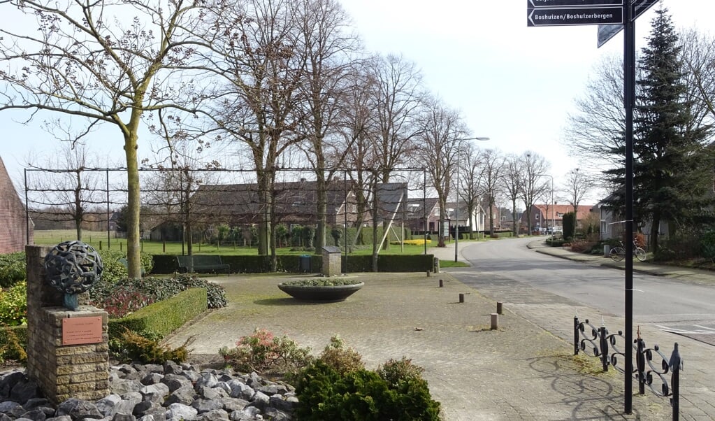 De Mgr. Hanssenstraat gaat na de renovatie weer het oude tracé volgen, langs de bomenrij aan de linkerkant. Foto: Henk Willemssen. 