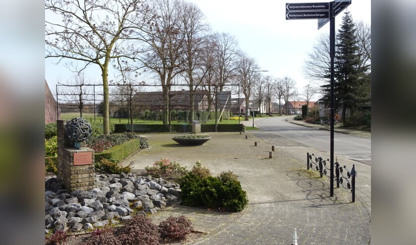 De Mgr. Hanssenstraat gaat na de renovatie weer het oude tracé volgen, langs de bomenrij aan de linkerkant. Foto: Henk Willemssen.