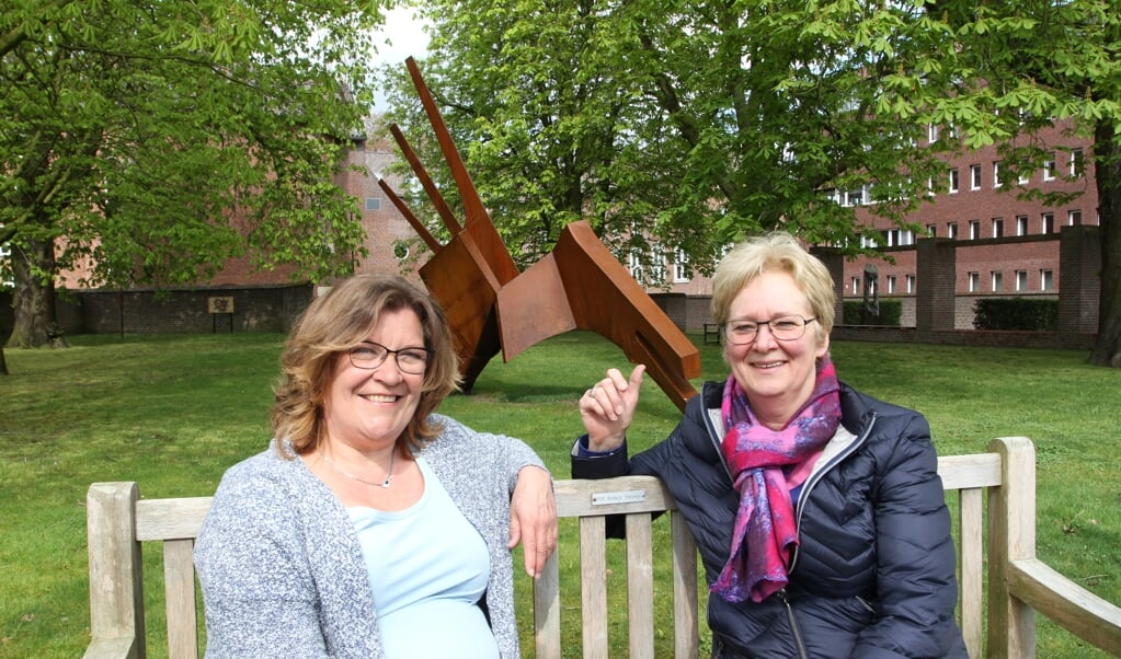 Carla Clevers (links) en  Rita van Gastel genieten in en van de Engelse tuin. Foto: Henk Lammen. 