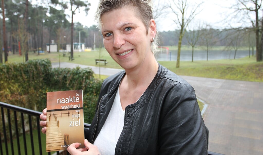 Carin van Tol (44) uit Oostrum presenteert haar eerste gedichtenbundel. Foto: Henk Lammen. 