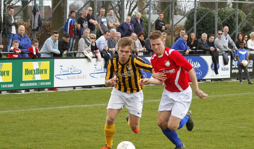 De Venrayse verdediger Ruben van der Waerden (rechts) strijdt om de bal met een De Valk-aanvaller.