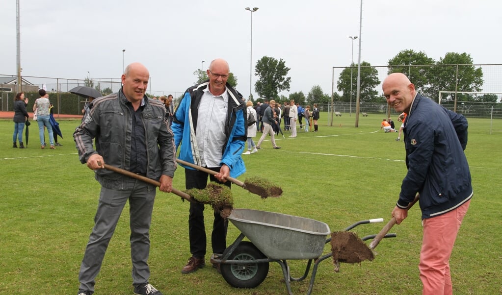Leden van de kunstgrascommissie gaven zondag symbolisch het startsein. Foto: Henk Lammen.