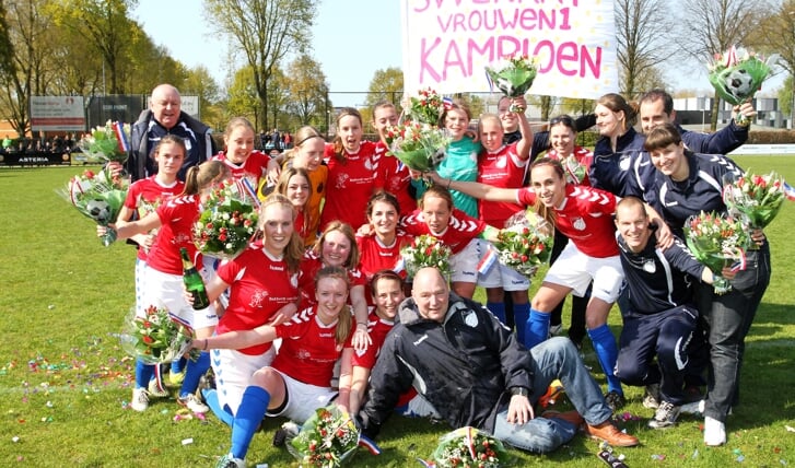 De voetbalsters van Venray zijn kampioen. Foto: Henk Lammen.