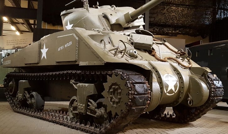De Amerikaanse Sherman tank, die achterbleef na de Slag om Overloon en waarmee het museum in 1946 van start ging.