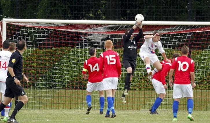 Venray won op eigen veld met 2-0  van  Sporting Heerlen en blijft eersteklasser. Foto: Rikus ten Brücke.