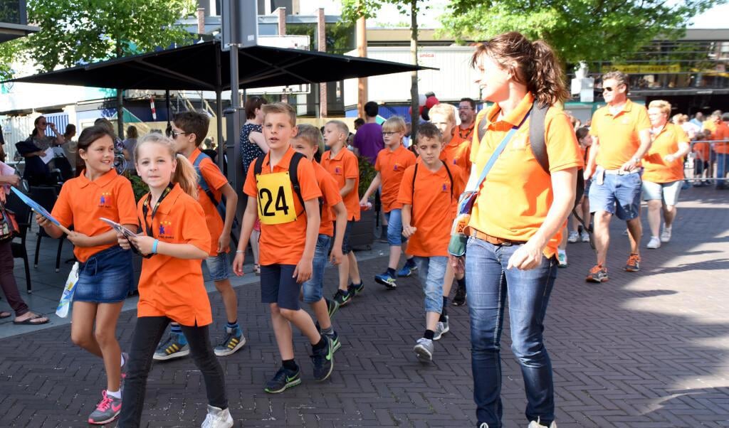 De Venrayse avondvierdaagse kende donderdag een zonnige start. Foto: Hoedemaekers Venray.