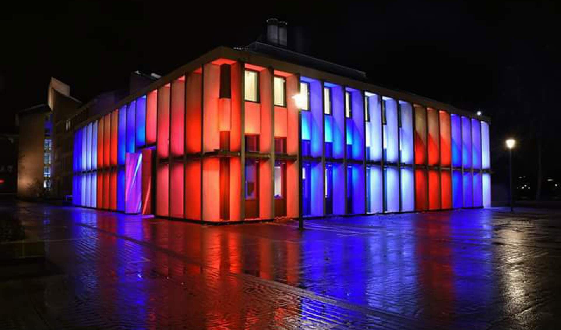 Het Gouvernement aan de Maas in de kleuren van de Franse vlag. 