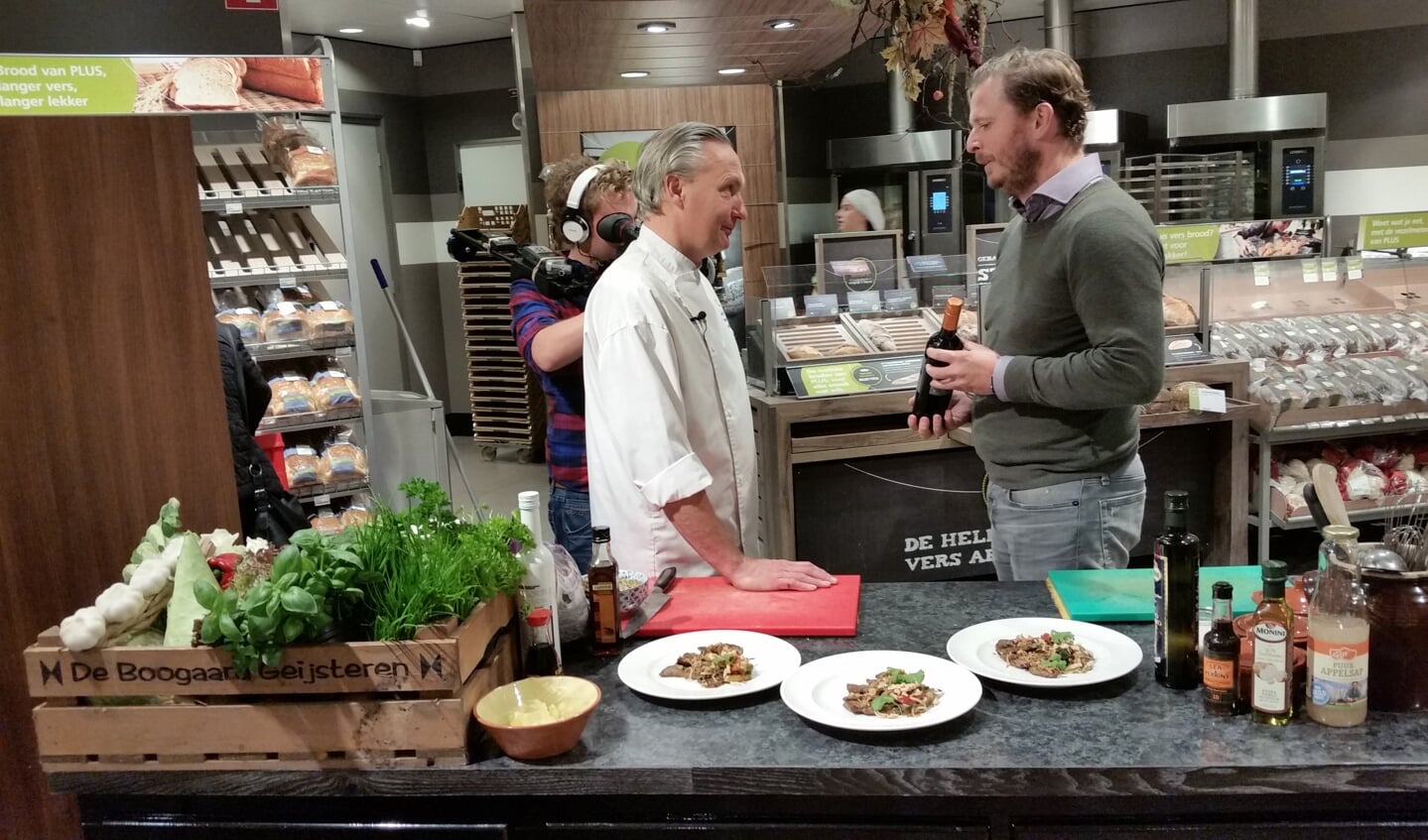 Jan Cremers en Guido van Dijck in gesprek tijdens een van de opnames voor het programma Shop & Eat.