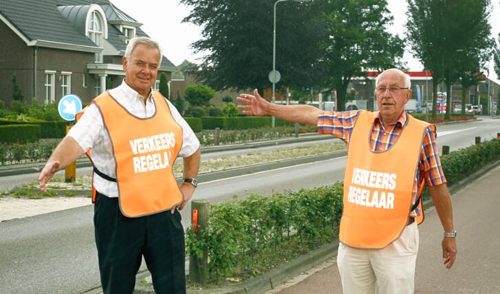 Wiel Pelzer en Jos Martens zijn al jaren actief als verkeersregelaar. Foto: Rikus ten Brücke. 