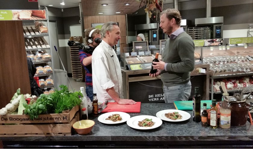 Guido van Dijck tijdens een van de tv-opnames in gesprek met chef-kok Jan Cremers.