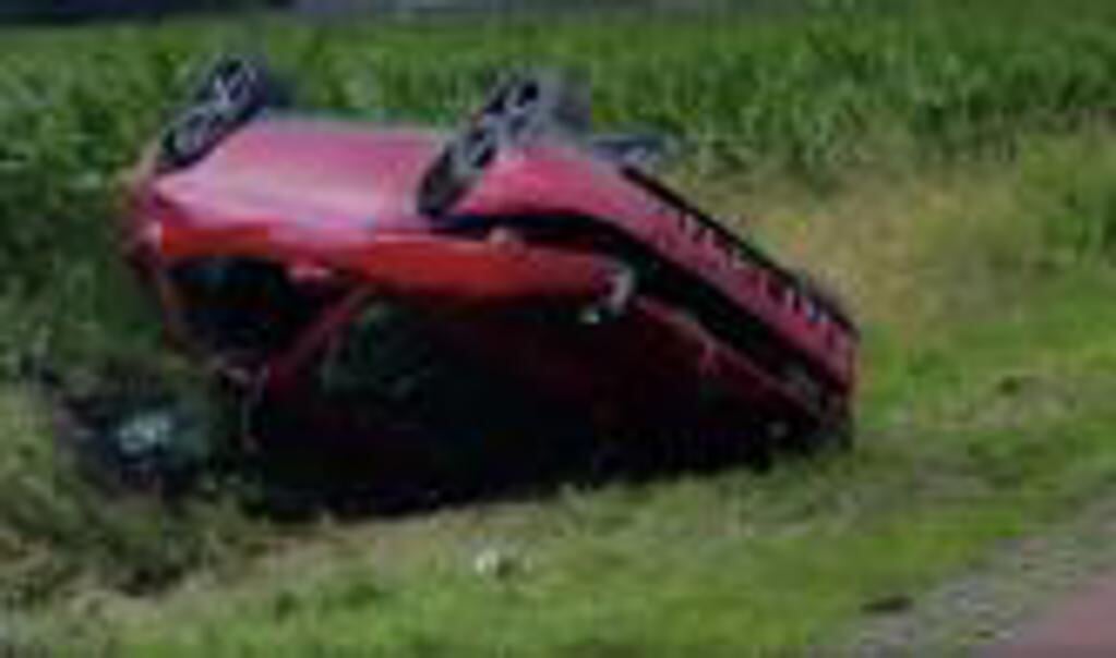 Bij een verkeersongeval in Heide raakte de bestuurder lichtgewond, de auto is total loss. Foto:  Facebook politie. 