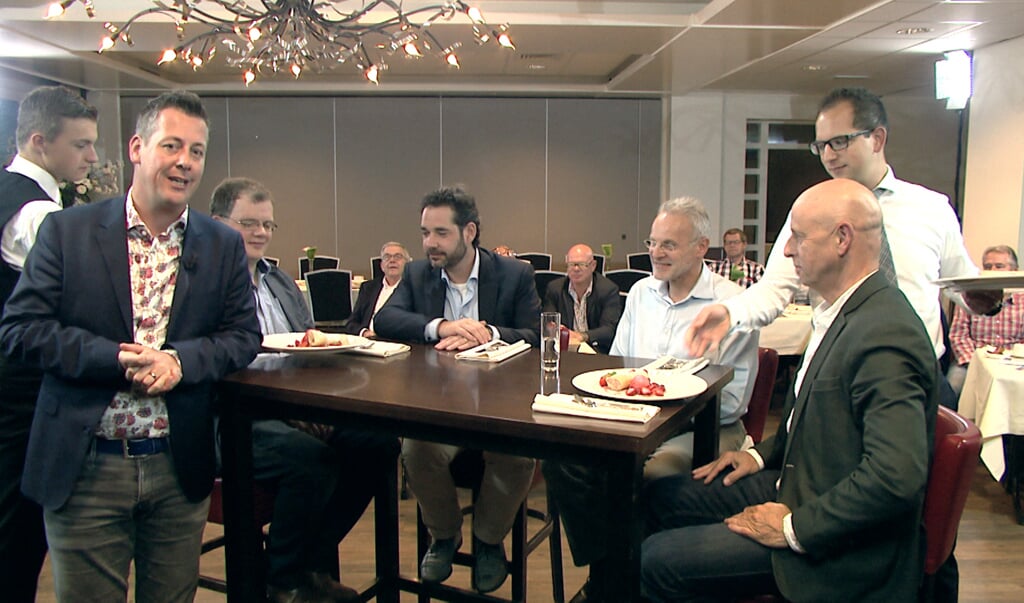 Rob van Lieshout (links) begroet weer een aantal gasten in Venray in bedrijf aan tafel. 