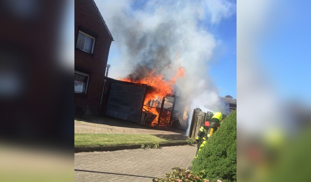 De schuur aan de Burgemeester Ponjeestraat in Wanssum ging in vlammen op. Foto: Aron van Peer.