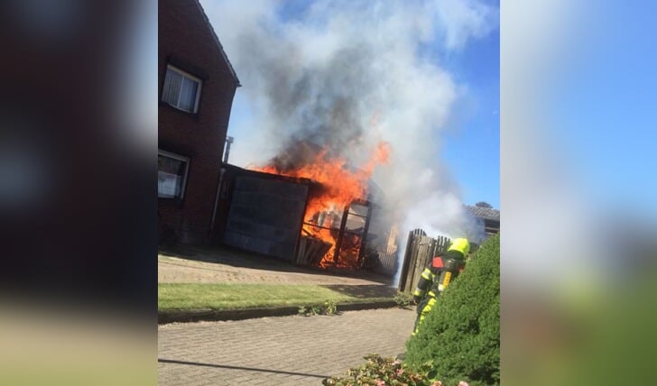 De schuur aan de Burgemeester Ponjeestraat in Wanssum ging in vlammen op. Foto: Aron van Peer.