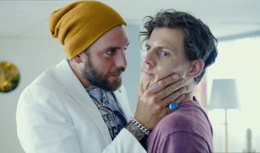 Mike Weerts (rechts) in de film Of ik gek ben, waarin hij de hoofdrol speelt.