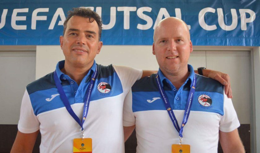 De zaalvoetbalcoaches Jos van Gerven (links) en Frank Brands.